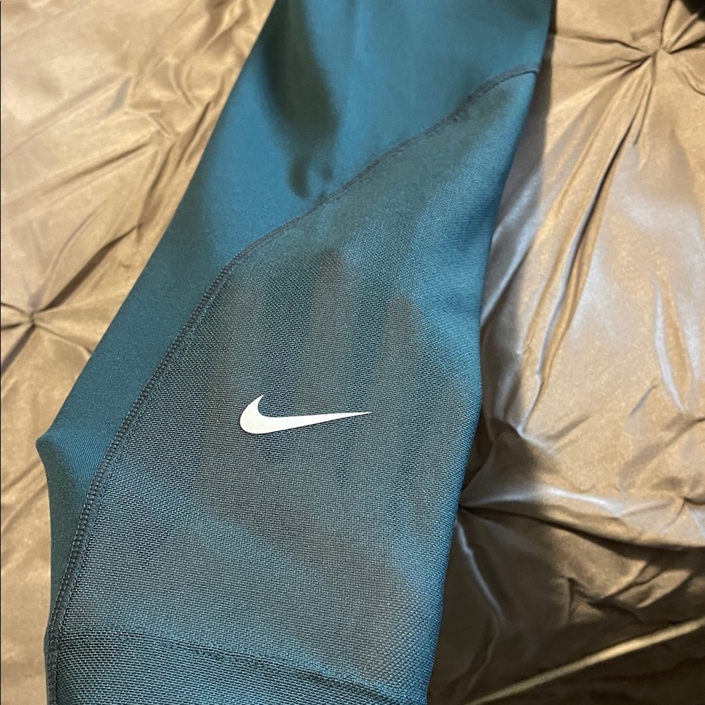 Nike Green 7/8 Leggings - Picture 7 of 7